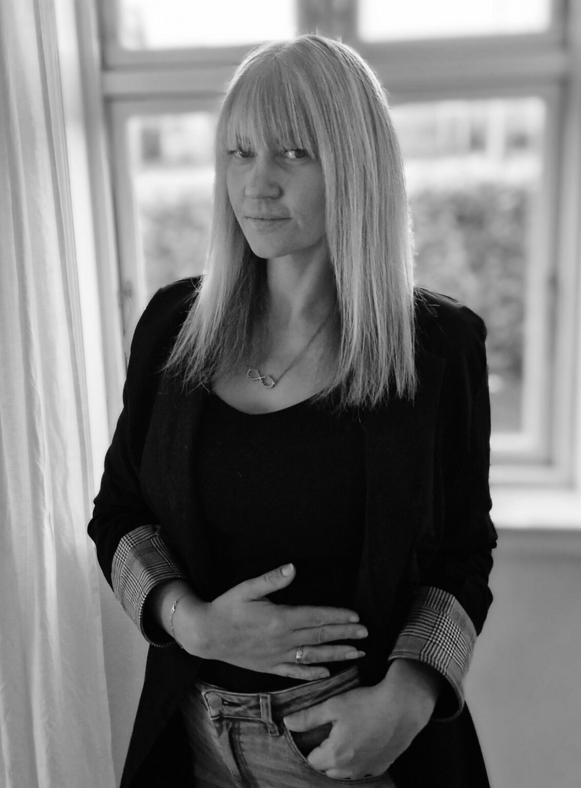 Anne Borghus sort og hvid foran en vindue
