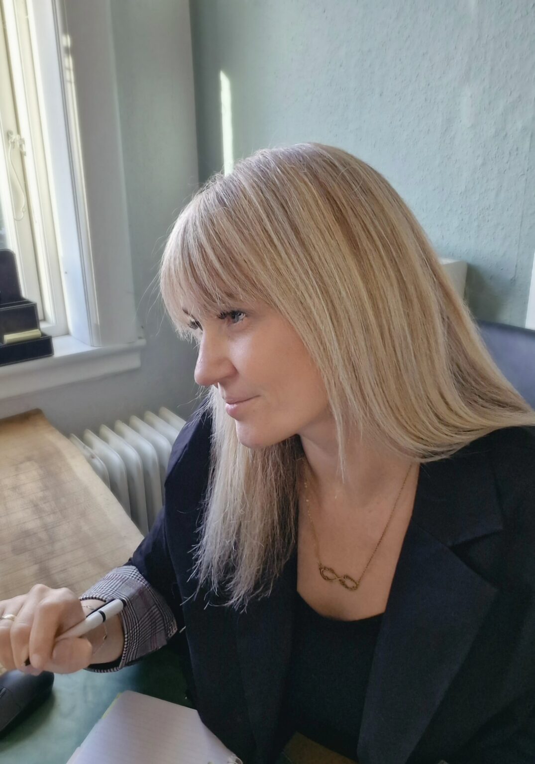 Anne Borghus snakker med klient og smiler