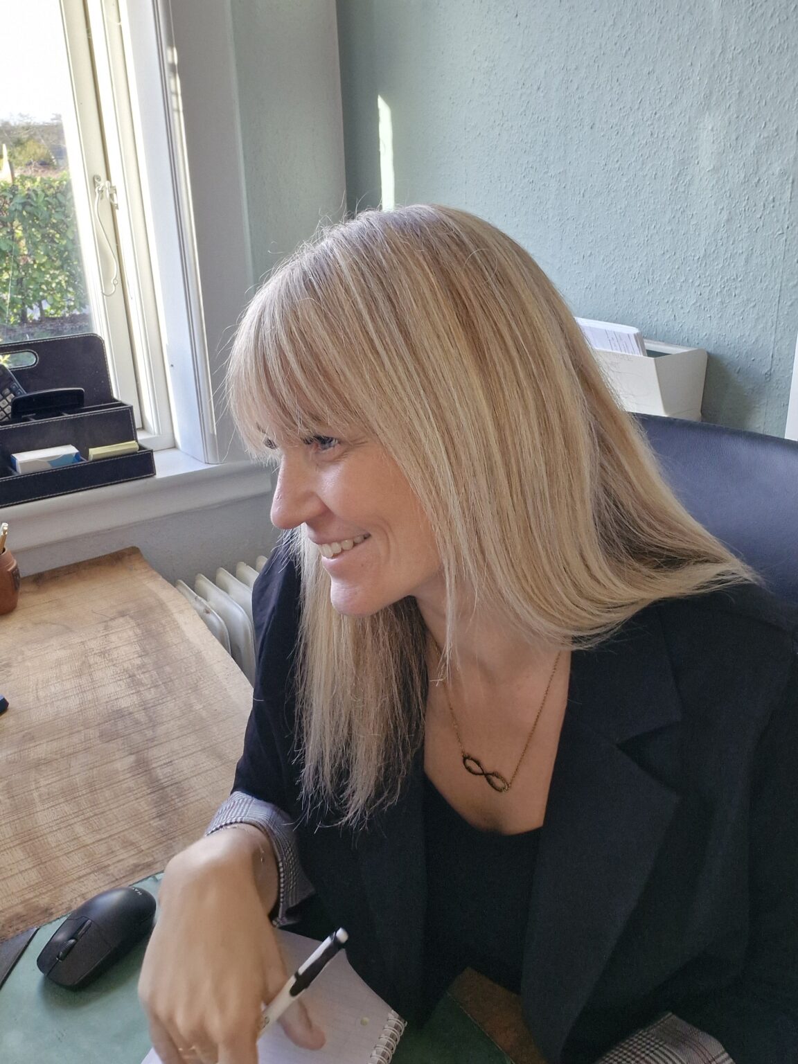 Anne Borghus snakker med klient og smiler