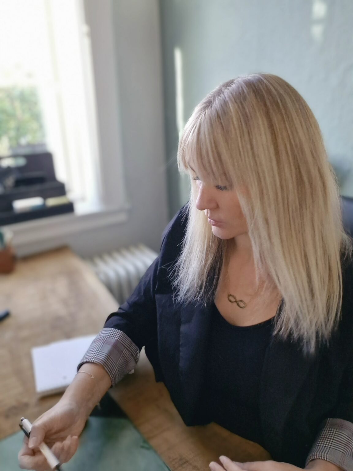 Anne borghus skriver på et dokument